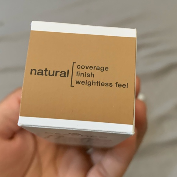 NIB ESSENCE Pretty Natural Hydrating Foundation Color: Warm Caramel 100 - Picture 9 of 10